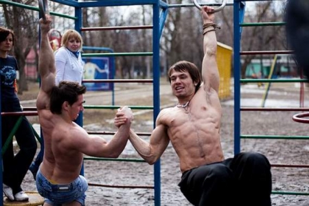 Fac minuni chiar pe bancile din parc! Street workout-ul, tot mai preferat de tinerii de la noi - VIDEO