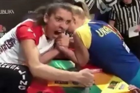 A luat-o de mana, apoi s-a dezlantuit! Ce a facut o ucraineanca la o partida de Skandenberg!
A luat-o de mana, apoi s-a dezlantuit! Ce a facut o ucraineanca la o partida de Skandenberg!