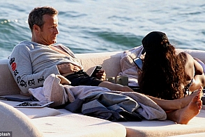Miliardarul Vladislav Doronin se relaxeaza cu ...sosia lui Naomi Campbell. Cine-i tine de urat - FOTO