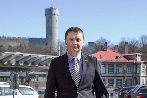 Asta DA sustinere! Ambasadorul nostru in Estonia canta piesa Alionei Moon, la chitara "“ VIDEO Asta DA sustinere! Ambasadorul nostru in Estonia canta piesa Alionei Moon, la chitara "“ VIDEO