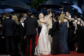 Udate pe covorul rosu! Cum s-au afisat vedetele la deschiderea festivalului de la Cannes - FOTO Udate pe covorul rosu! Cum s-au afisat vedetele la deschiderea festivalului de la Cannes - FOTO