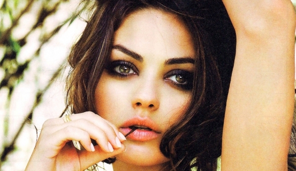 Mila Kunis si Ashton Kutcher, incognito prin Londra. Au infulecat clatite in plina strada - FOTO 