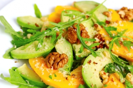 Salata de fructe cu avocado si nuci Salata de fructe cu avocado si nuci
