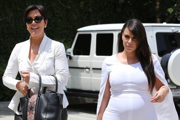 Cum poate sa mearga in asa ceva? Vezi cum arata picioarele lui Kim Kardashian - VIDEO Cum poate sa mearga in asa ceva? Vezi cum arata picioarele lui Kim Kardashian - VIDEO