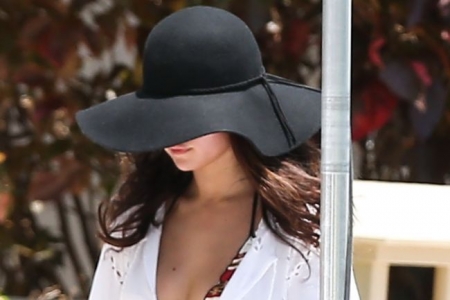 Selena Gomez, surprinsa de paparazzi la piscina. Cum arata cu adevarat vedeta in costum de baie Selena Gomez, surprinsa de paparazzi la piscina. Cum arata cu adevarat vedeta in costum de baie