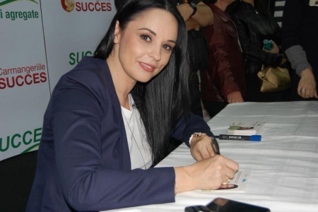 Cu ce decolteu a dat Andreea Marin de mancare saracilor - FOTO
Cu ce decolteu a dat Andreea Marin de mancare saracilor - FOTO
