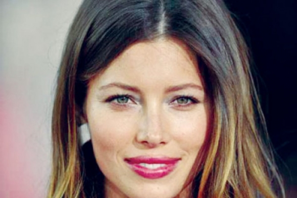 Jessica Biel a facut furori la Cannes. Vezi ce tinuta inedita a purtat - FOTO