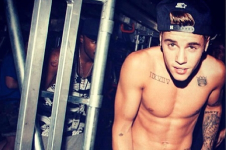 Justin Bieber, gest scandalos cu o stripteuza! Ce i-a facut in vazul tuturor - FOTO Justin Bieber, gest scandalos cu o stripteuza! Ce i-a facut in vazul tuturor - FOTO