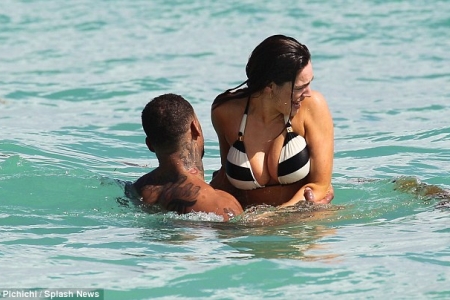 Nu are silueta de model, dar e cea mai dorita in Marea Britanie: Kelly Brook si-a facut de cap la plaja Nu are silueta de model, dar e cea mai dorita in Marea Britanie: Kelly Brook si-a facut de cap la plaja