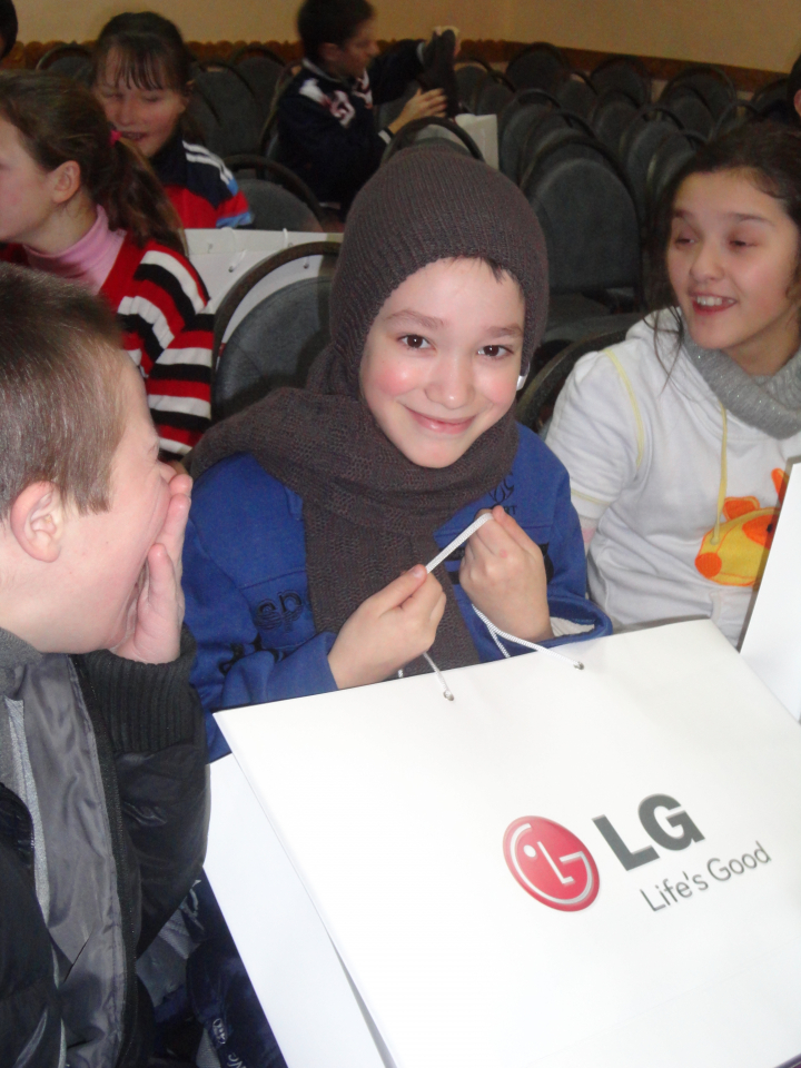 Daruri calduroase de la compania LG pentru copiii de la gimnaziul internat Straseni - FOTO