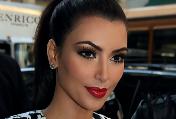 Kilograme de tencuiala pe fata ei! Cat machiaj isi pune Kim Kardashian cand iese la plimbare 