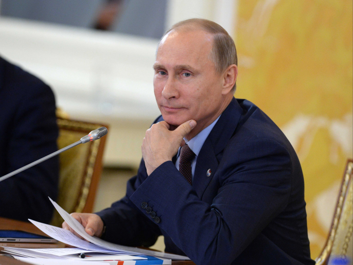 Photoshop sau nu? Vladimir Putin, in public cu verigheta pe mana dreapta - FOTO