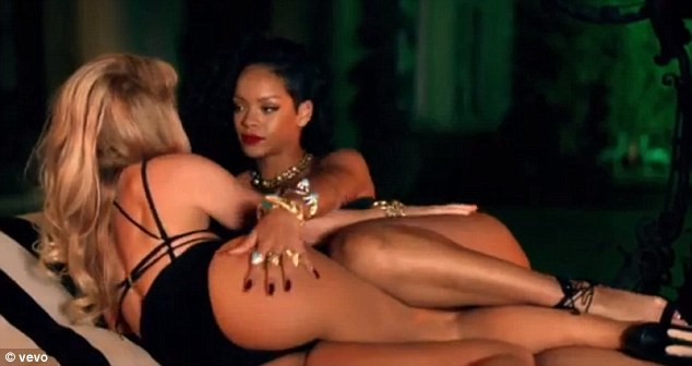 "A fost un cosmar sa filmez cu Shakira!" Ce a facut-o pe Rihanna sa spuna asta - FOTO "A fost un cosmar sa filmez cu Shakira!" Ce a facut-o pe Rihanna sa spuna asta - FOTO
