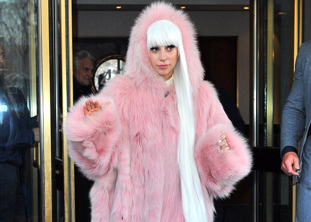 In mijlocul iernii, Lady Gaga a aparut doar in lenjerie intima. Unde s-a pornit asa - FOTO
