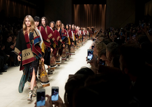 Suprapuneri si contraste in noua prezentare Burberry. Vezi colectia "The Bloomsbury Girls" - VIDEO Suprapuneri si contraste in noua prezentare Burberry. Vezi colectia "The Bloomsbury Girls" - VIDEO