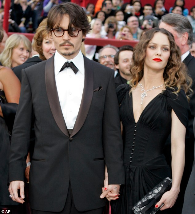 De cand a parasit-o Johnny Depp, Vanessa Paradis e complet schimbata. Cum arata - FOTO De cand a parasit-o Johnny Depp, Vanessa Paradis e complet schimbata. Cum arata - FOTO