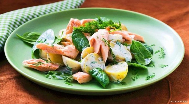 Salata cu peste si cartofi Salata cu peste si cartofi