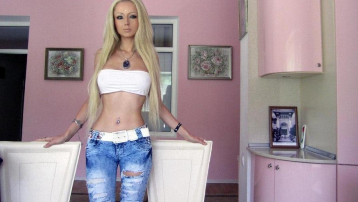 Fata Barbie tine cea mai PERICULOASA DIETA din lume. Afla cu ce a ajuns sa se hraneasca
