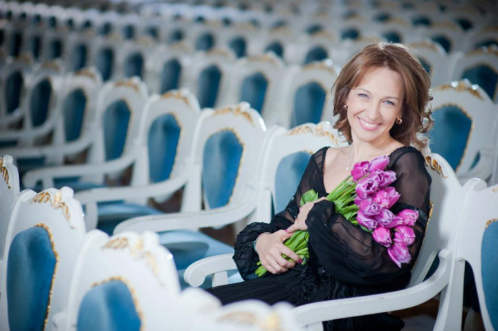 Sanda Filat, fermecatoare intr-o rochie alba, made in Moldova. Cum s-a simtit in rol de model - VIDEO
