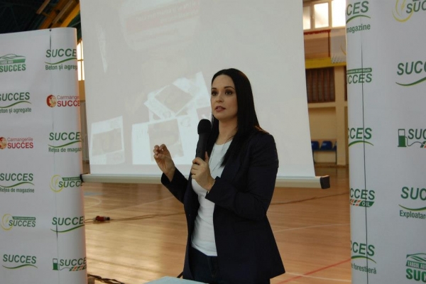 Se accesorizeaza curajos, chiar daca uneori ii iese pe dos! Pasiunea Andreei Marin in materie de moda Se accesorizeaza curajos, chiar daca uneori ii iese pe dos! Pasiunea Andreei Marin in materie de moda