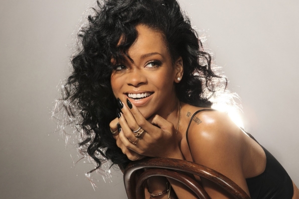 Si-a aratat, din nou, formele voluptoase! Rihanna, intr-un costum minuscul de baie - FOTO
Si-a aratat, din nou, formele voluptoase! Rihanna, intr-un costum minuscul de baie - FOTO