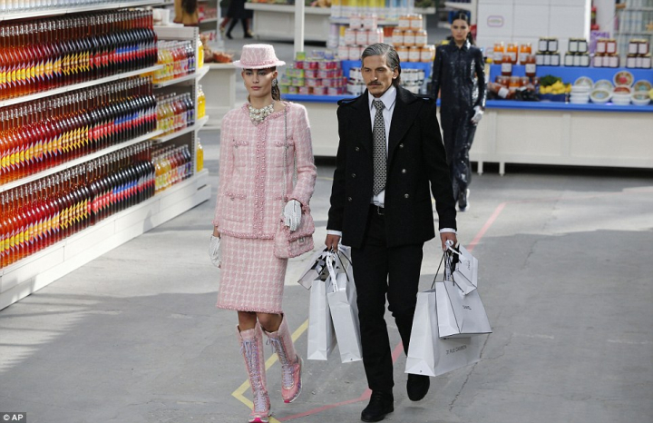 Prezentare Chanel in supermarket! Vezi colectia toamna/iarna 2014 - GALERIE FOTO Prezentare Chanel in supermarket! Vezi colectia toamna/iarna 2014 - GALERIE FOTO