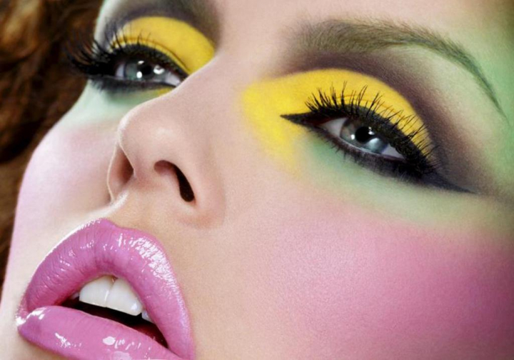Trei look-uri diferite, realizate de un make-up artist din Rusia. Vezi lectia de machiaj - VIDEO