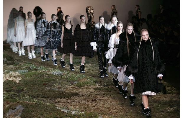 Alexander McQueen, colectie inspirata dintr-o lume intunecata, pentru toamna/iarna 2014 - FOTO