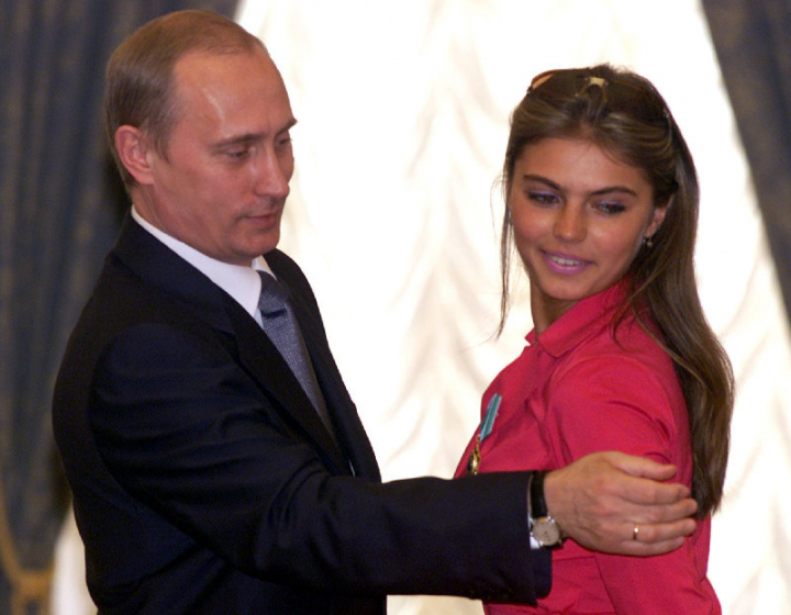 Asaltata de jurnalisti dupa ce ani la rand i-a evitat! Alina Kabaeva, la musicalul Chicago - FOTO Asaltata de jurnalisti dupa ce ani la rand i-a evitat! Alina Kabaeva, la musicalul Chicago - FOTO