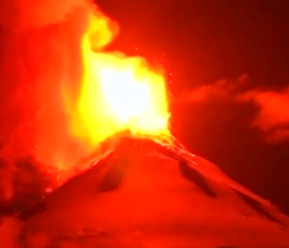 Trebuia sa le scoata acum 10 ani, dar nu a facut-o. Cum arata barbatul cu silicoane - VIDEO