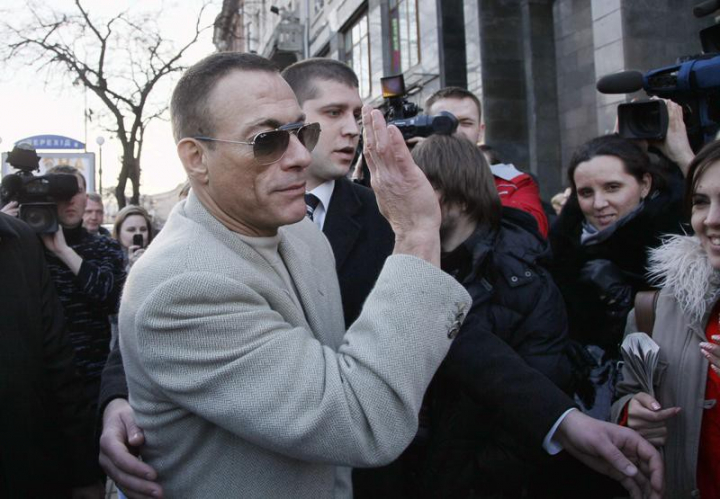 Van Damme la Bucuresti: S-a distrat intr-un club de noapte cu o bruneta focoasa - FOTO

