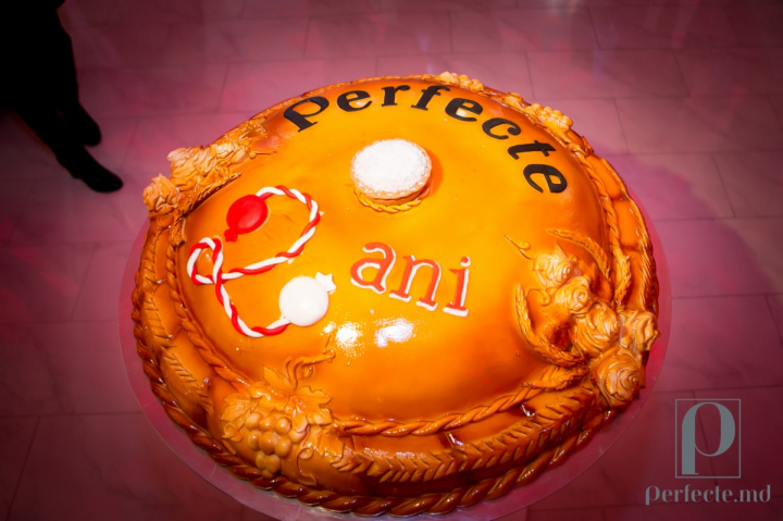 El a fost atractia serii! Afla cate ore au avut nevoie bucatarii ca sa pregateasca "tortul colac" - FOTO