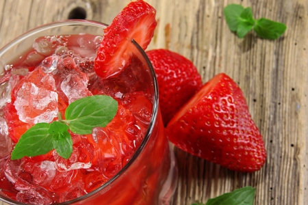 Cocktail aromat cu capsune si menta Cocktail aromat cu capsune si menta