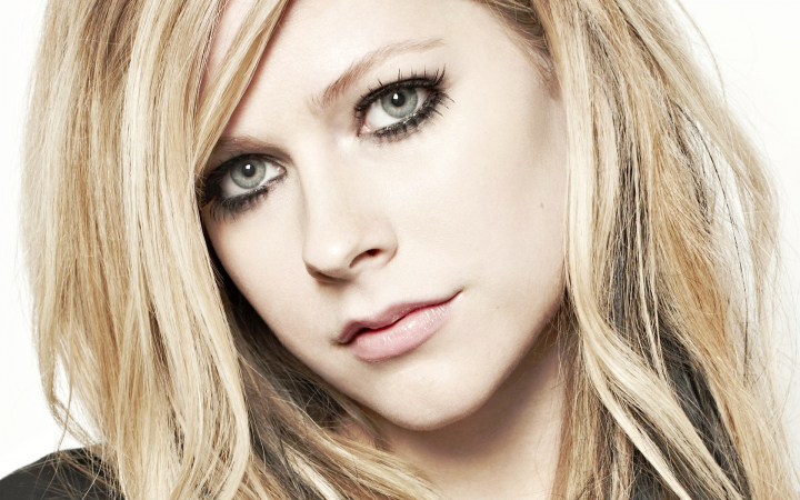 Avril Lavigne, la 29 de ani. Cum arata printesa muzicii pop-punk la 14 ani de cand s-a lansat - FOTO