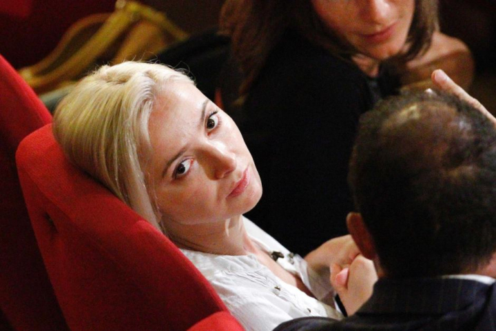 L-a uitat pe capitan? Domnica Cemortan, in bratele unui alt barbat intr-un club de noapte - FOTO  