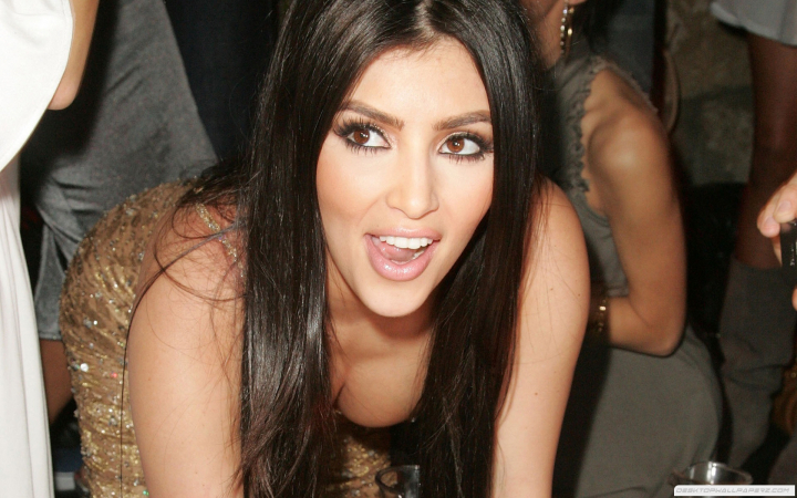Kim Kardashian - tinuta DEZASTRUOASA! Incearca sa fie sexy, dar e penibila - FOTO
