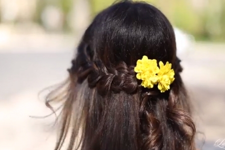 Cauti o coafura perfecta pentru vara? Uite o impletitura chic, care iti ia doar 5 minute - VIDEO