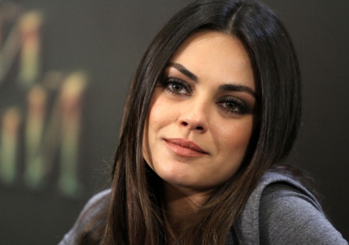 Mila Kunis isi ascunde burtica! Cum s-a camuflat pe covorul rosu - FOTO Mila Kunis isi ascunde burtica! Cum s-a camuflat pe covorul rosu - FOTO