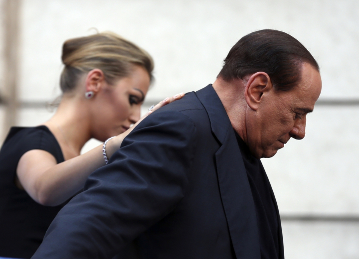 O moldoveanca l-a cucerit pe Silvio Berlusconi: Cum arata bruneta care a trezit gelozia logodnicei O moldoveanca l-a cucerit pe Silvio Berlusconi: Cum arata bruneta care a trezit gelozia logodnicei