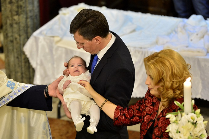 I-ar sta bine in rol de tatic? Dorin Chirtoaca, cu micuta Sofia Basescu in brate - FOTO I-ar sta bine in rol de tatic? Dorin Chirtoaca, cu micuta Sofia Basescu in brate - FOTO