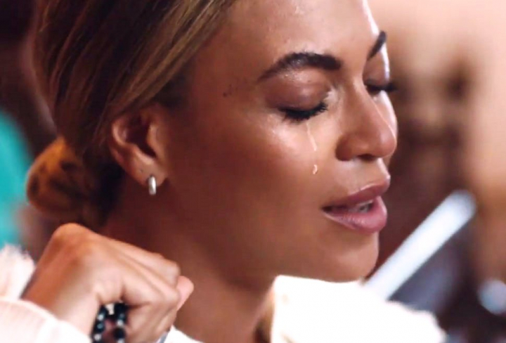 Beyonce a izbucnit in plans in fata fanilor! Afla ce a emotionat-o asa de tare - VIDEO Beyonce a izbucnit in plans in fata fanilor! Afla ce a emotionat-o asa de tare - VIDEO