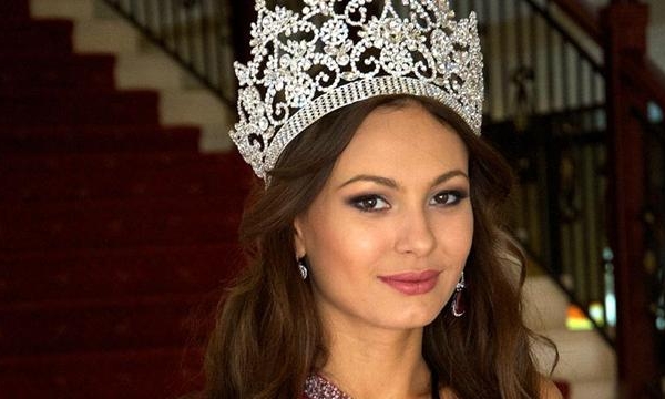 O Miss Rusia s-a facut de ras! A renuntat la titlu pentru ca nu a stiut o intrebare! - VIDEO O Miss Rusia s-a facut de ras! A renuntat la titlu pentru ca nu a stiut o intrebare! - VIDEO