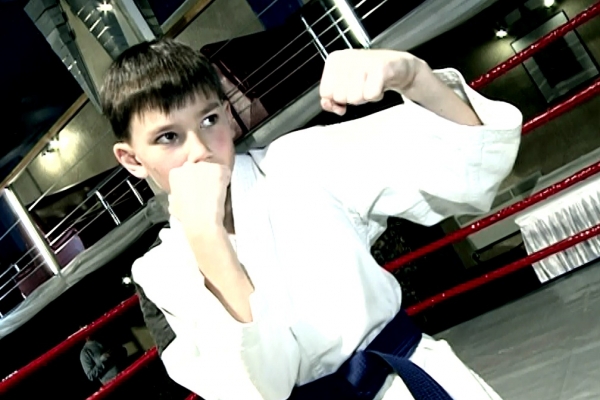 El este cel care il ia la pumni pe ministrul Octavian Ticu! Cunoaste-l pe pustiul campion mondial la karate 