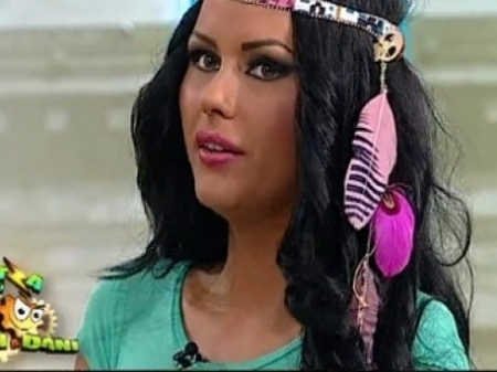 Rusinos! O fosta asistenta de la Antena 1, cu pete DE URINA PE ROCHIE, in direct, la TV - VIDEO
