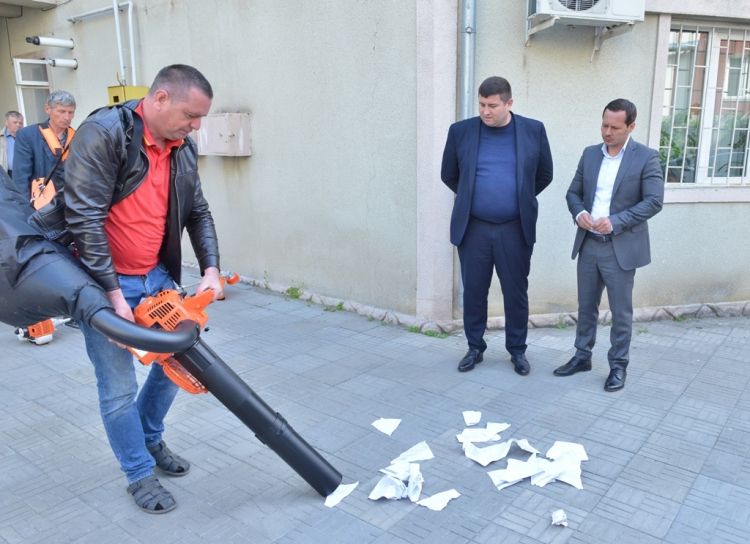 „Scapam de maturi si coase ruginite.” Ruslan Codreanu se lauda cu aspiratoare si motocositoare noi pentru curatarea strazilor din capitala. Cum arata tehnica pe care municipalitatea a cheltuit 270 mii lei din bugetul Primariei - GALERIE FOTO „Scapam de maturi si coase ruginite.” Ruslan Codreanu se lauda cu aspiratoare si motocositoare noi pentru curatarea strazilor din capitala. Cum arata tehnica pe care municipalitatea a cheltuit 270 mii lei din bugetul Primariei - GALERIE FOTO