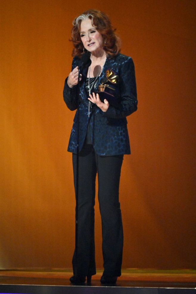 Cine este Bonnie Raitt, artista de 73 de ani care a luat un premiu ...