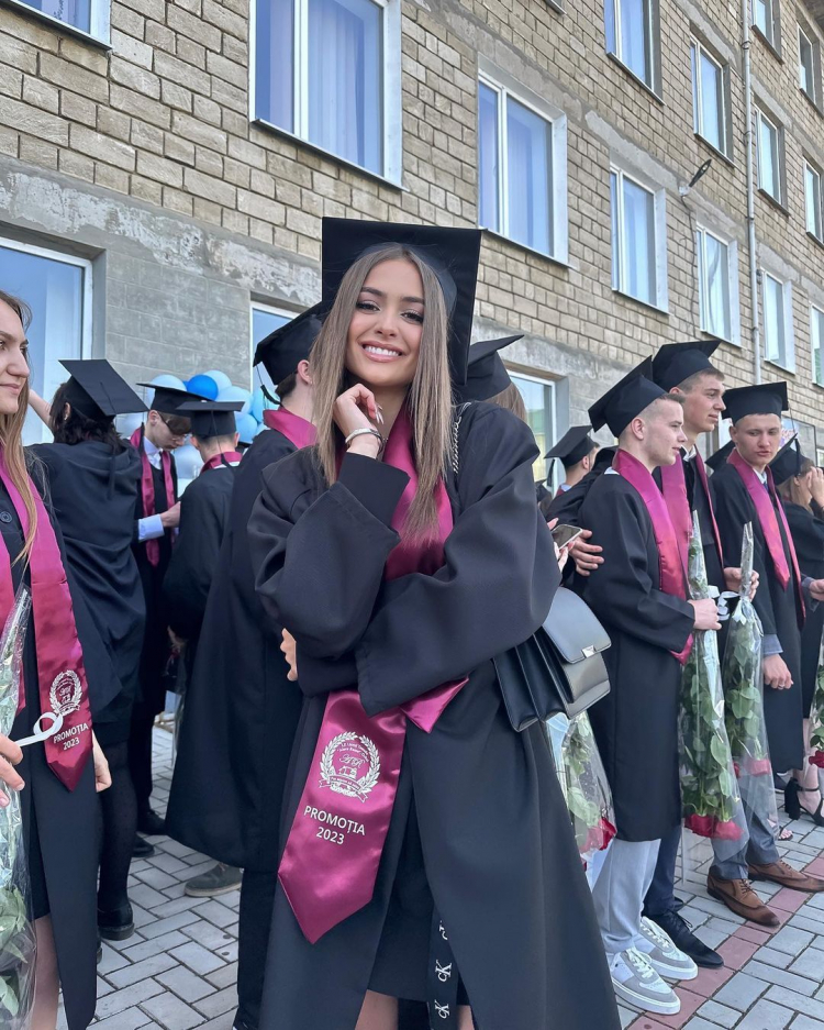Vedetele - absolventele! Vezi ce tinute au purtat Iuliana Beregoi, Andreea  Bostanica, dar si altele la ultimul sunet - FOTO/VIDEO