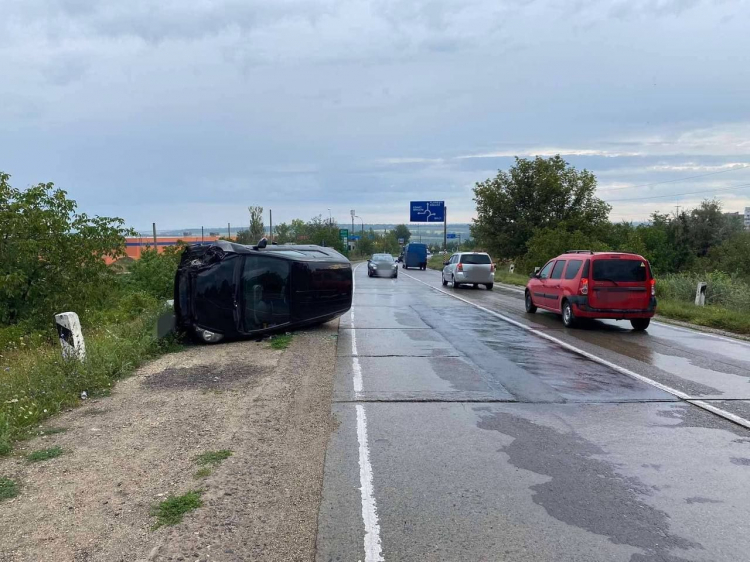 Девушка-водитель чудом избежала травм после переворота автомобиля