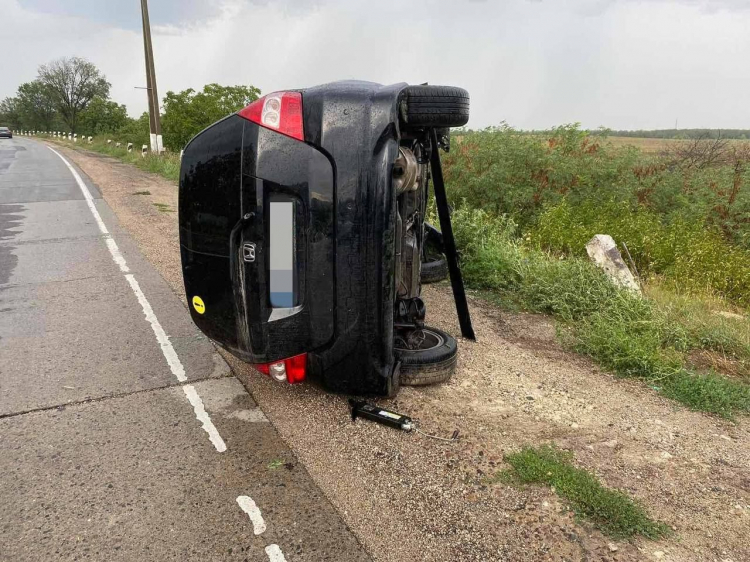 Девушка-водитель чудом избежала травм после переворота автомобиля