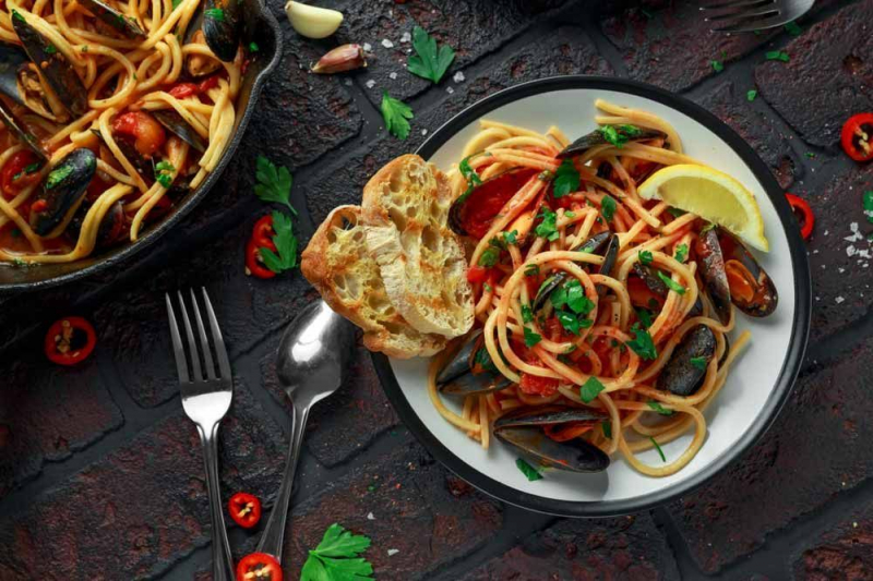 Frati, frati, dar la bucatarie chef e doar unul. Vezi cum gatesc fratii Bondari savuroasele paste cu midii